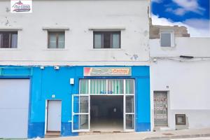 ¡Se alquila local comercial en pleno corazón de Moya, frente al Mercado! photo 0