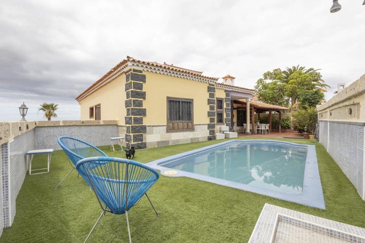 Exclusivo Chalet Clásico en Chayofa: Tu Oasis Familiar con Vistas al Mar y Piscina Privada photo 0