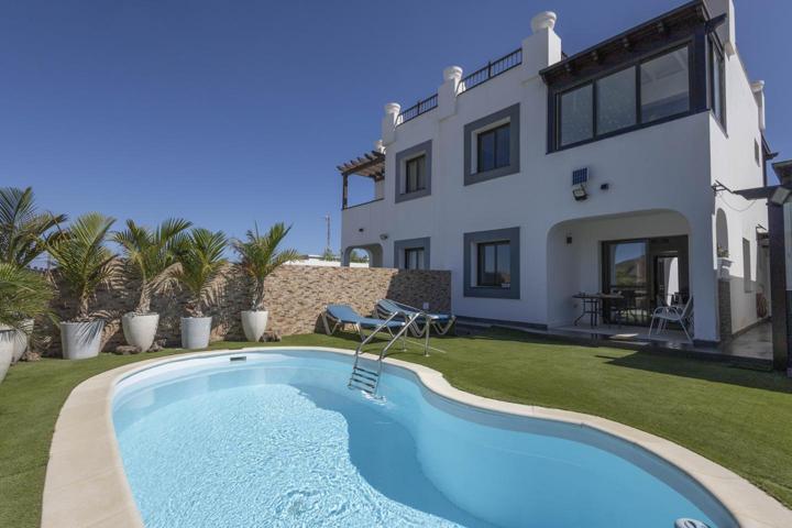 En venta exclusivo Pareado con piscina en Corralejo, Fuerteventura photo 0