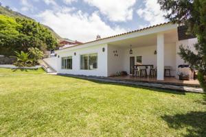 Descubre Tu Refugio Familiar: Chalet Independiente con Vistas al Teide y al Mar photo 0