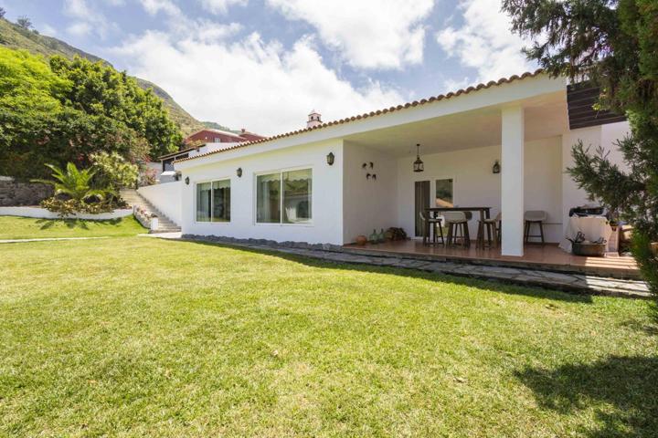 Descubre Tu Refugio Familiar: Chalet Independiente con Vistas al Teide y al Mar photo 0