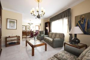 Descubre tu hogar familiar ideal: Amplio y luminoso piso en zona privilegiada photo 0