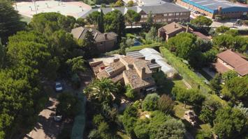 Exclusivo chalet unifamiliar de estilo tradicional con gran parcela en El Olivar de Mirabal, Boadilla del Monte photo 0