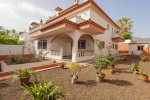 Chalet Pareado de Ensueño: Espacio y Confort para Toda la Familia en Zona Privilegiada photo 0