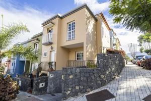 Descubre tu Refugio en Residencial Los Naranjos: Chalet Adosado en Esquina con Vistas al Teide y Espacios Únicos para Disfrutar en Familia photo 0