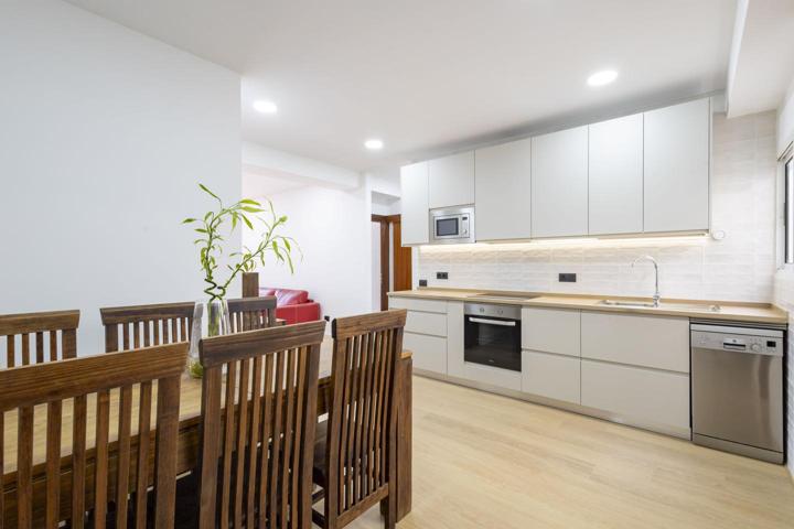 Exclusivo Piso Minimalista en el Corazón de Santa Cruz: Vive el Lujo Urbano con Vistas Despejadas y Espacios Personalizables photo 0