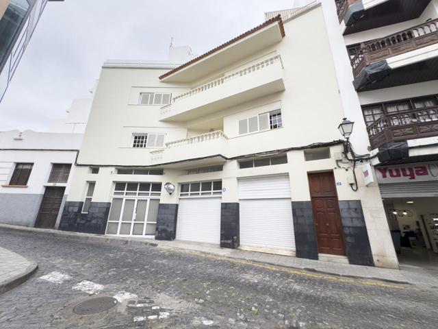 Oportunidad de Alta Rentabilidad: Edificio con Tres Viviendas, Local Comercial y Garajes photo 0