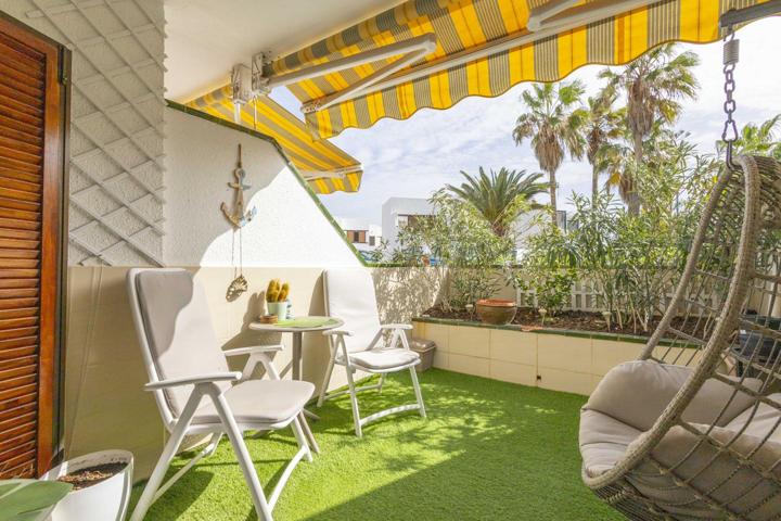 Piso reformado con terraza y piscinas a 100 m del mar. photo 0