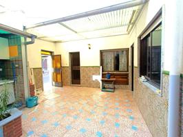 Se Vende Exclusiva Casa- Chalet en Esquina, a escasos metros de Gran Vía! Precio: 189.000€ photo 0