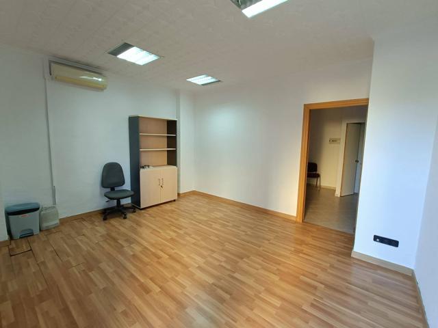 ¡Ideal para tu negocio! Alquiler de local luminoso en zona Princesa Mercedes photo 0