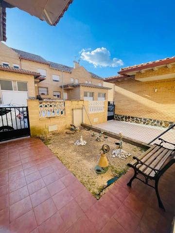 Unifamiliar Pareada En venta en Calle Sierra De Gádor, Yeles photo 0
