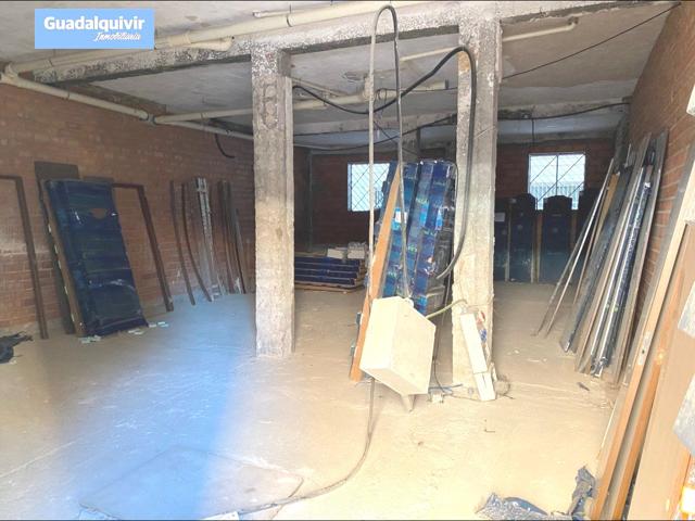 LOCAL EN BRUTO CON 103 METROS CON SALIDA DE HUMOS muy cerca de República Argentina photo 0