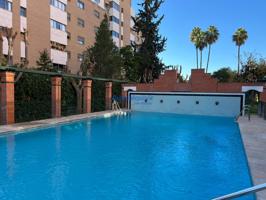 Amplio piso con terraza y piscina comunitaria en El Porvenir, Sevilla photo 0