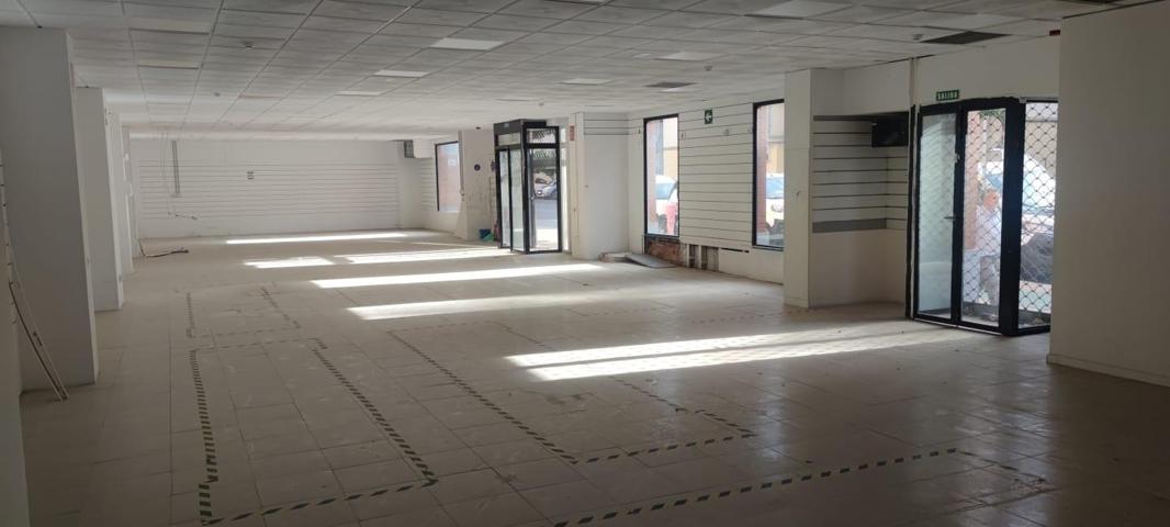 GRAN LOCAL DE 300 M EN SEVILLA ESTE photo 0