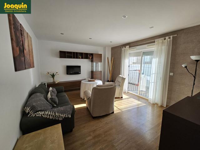 Piso totalmente reformado con patio privado en Mirabueno photo 0