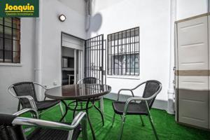 Piso reformado con patio privado en planta baja entre Costanillas y Ollerías photo 0