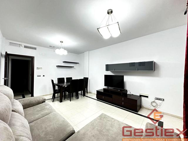 EN VENTA VIVIENDA CENTRICA, MODERNA CON DOS PATIOS Y TRASTERO photo 0