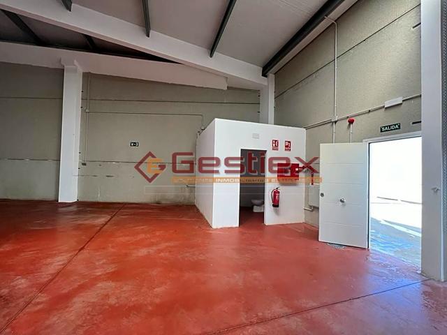 NAVE INDUSTRIAL EN ALQUILER CON 142 METROS photo 0