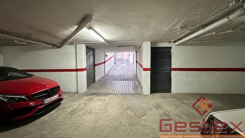 EN VENTA GARAJE CON TRASTEROS EN ZONA CTRA SANTA MARTA photo 0