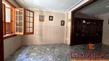 EN VENTA CASA CENTRICA CON SALIDA A DOS CALLES Y COCHERA photo 0