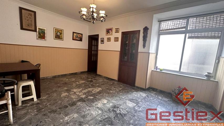 EN VENTA CASA CENTRICA CON SALIDA A DOS CALLES Y COCHERA photo 0