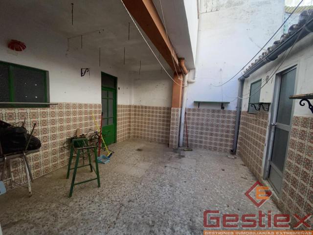 EN VENTA CASA CON COCHERA CERCANO AL POLIDEPORTIVO photo 0
