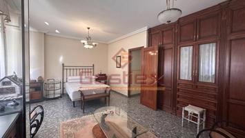 OPORTUNIDAD: AMPLIA CASA UNIFAMILIAR CON GARAJE , PATIO Y TERRAZA - Almendralejo(Badajoz) photo 0