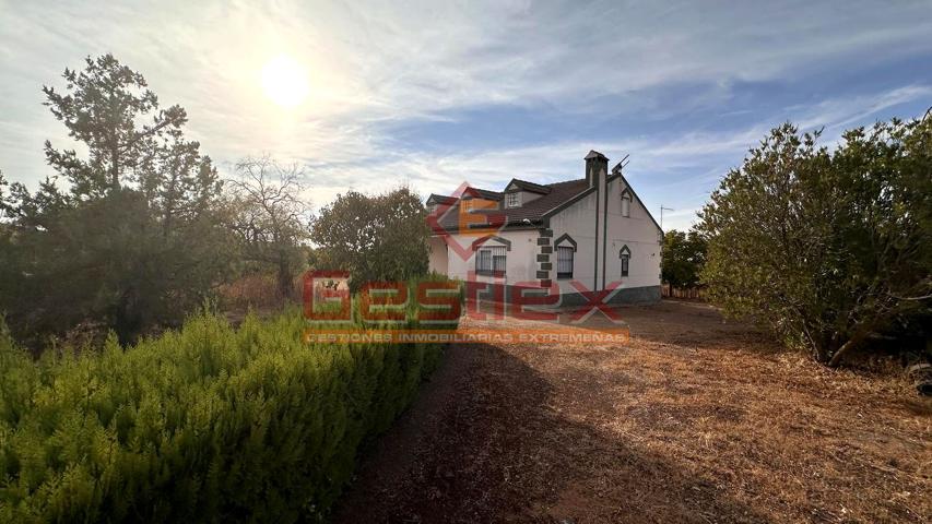 AMPLIO CHALET HIPOTECABLE CON GRAN PARCELA photo 0