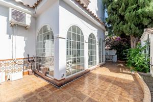 VILLA EN EL CENTRO DE FUENGIROLA CON GRAN POTENCIAL photo 0