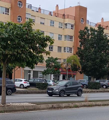 Se vende local comercial en Avenida Velázquez photo 0