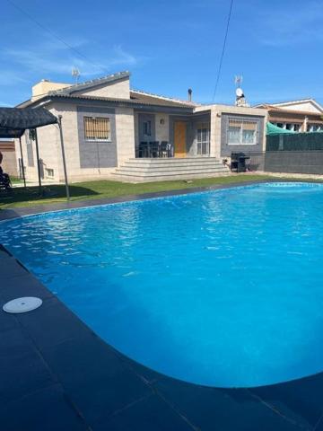 Preciosa Villa Reformada con Piscina en Los Balcones, Torrevieja photo 0