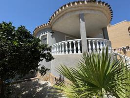 PRECIOSA VILLA EN PUNTA PRIMA CON 190M2 DE CASA. 4 DORM. 3 BAÑOS. CON GARAJE Y PISCINA COMUNITARIA. photo 0