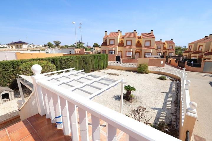 ADOSADO CON GRAN PARCELA EN LOMAS DE CABO ROIG. 2 DORM. 2 BAÑOS. 97M2 DE CASA. 130M2 DE PARCELA. photo 0