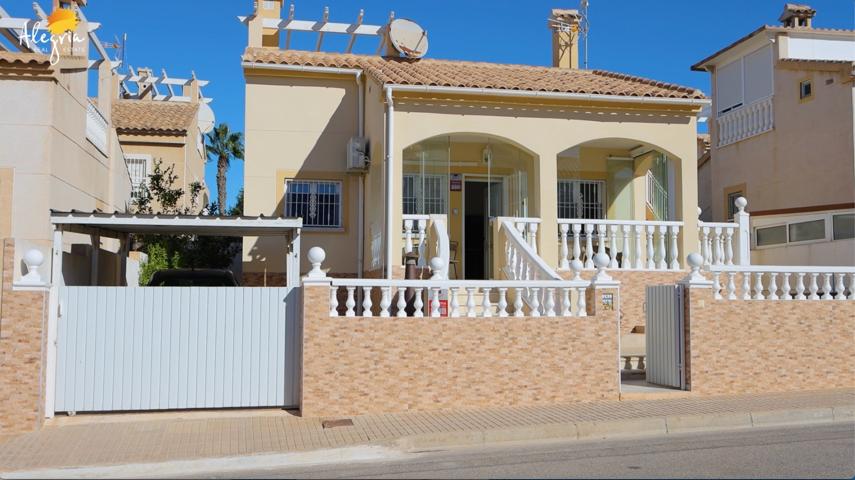 Encantadora Casa Seminueva en Orihuela Costa con Terraza y Servicios Completos photo 0