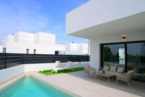 EXCLUSIVIDAD Y BIENESTAR: VILLA CON JARDÍN Y GARAJE PRIVADO photo 0