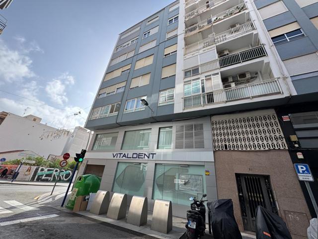 APARTAMENTO DE 4 DORMITORIOS. 2 BAÑOS Y TRASTERO CON 111 M2 DE PISO. A 200 METROS DEL PUERTO NUEVO! photo 0