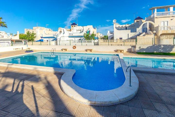 ADOSADO CON PISCINA COMUNITARIA Y SOLÁRIUM CON VISTAS DESPEJADAS photo 0