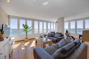 Espectacular Apartamento en Primera Línea con Vistas al Mar en Torrevieja photo 0
