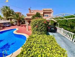 LUJO Y LUZ EN LOS BALCONES: TU VILLA CON PISCINA PRIVADA Y ALTO POTENCIAL photo 0