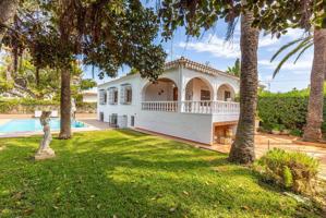 VILLA ESTILO MEDITERRANEO EN PUNTA PRIMA. 5 DORM. 2 BAÑOS. PISCINA PRIVADA. PLAYA A 300 METROS photo 0