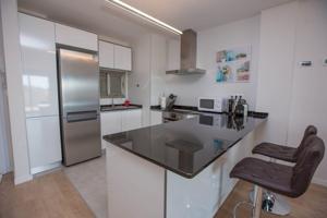 Moderno Apartamento de 2 Dormitorios en Comunidad Cerrada con Piscinas y Gimnasio photo 0