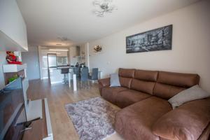 Moderno Apartamento de 2 Dormitorios en Comunidad Cerrada con Piscinas y Gimnasio photo 0