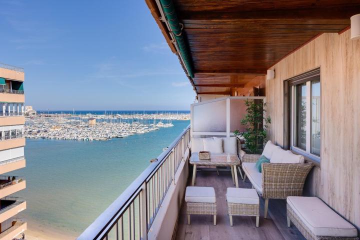 REFORMADO APARTAMENTO CON VISTAS AL MAR! 3 DORM. 2 BAÑOS. AMPLIA TERRAZA. SUPERFICIE 90 M2. photo 0