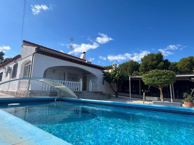 VILLA PAREADA CON 412 M2 DE PARCELA Y 192 M2 DE CASA. PISCINA PRIVADA. 4 DORMITORIOS. 2 BAÑOS. photo 0