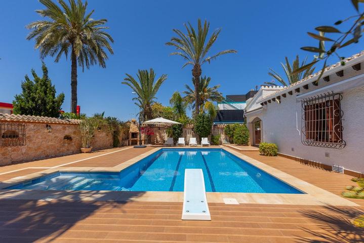 VILLA CON PISCINA PRIVADA EN PUNTA PRIMA CON PARCELA 540 M2. 4 DORM. 2 BAÑOS. 168 M2 DE CASA. photo 0