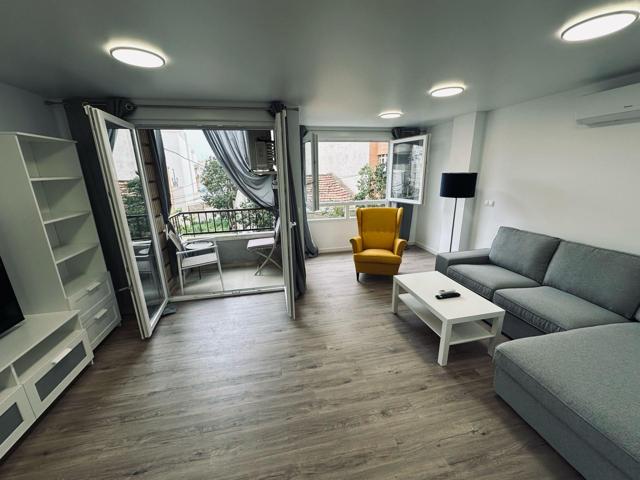 Amplio apartamento con Reforma a estrenar con 3 dormitorios, 2 baños, 250 m. de la playa photo 0