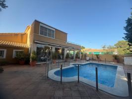 Exclusiva casa con 5 dormitorios y 3 baños. Dispone de cocina de verano y piscina privada. A 1 km del mar. photo 0