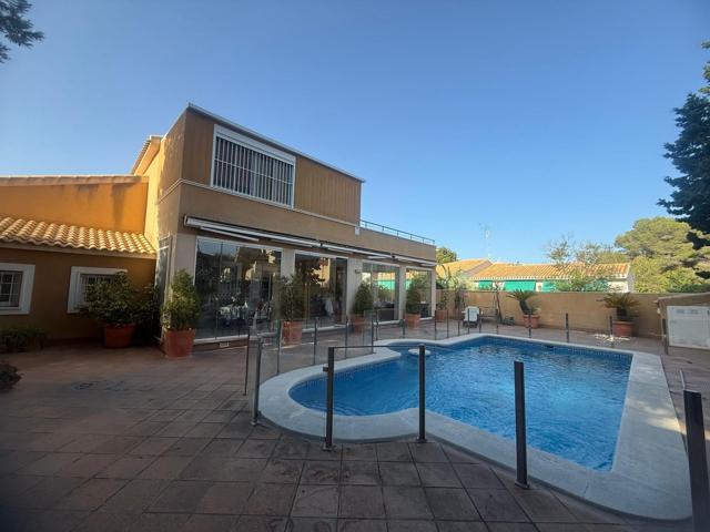 Exclusiva casa con 5 dormitorios y 3 baños. Dispone de cocina de verano y piscina privada. A 1 km del mar. photo 0