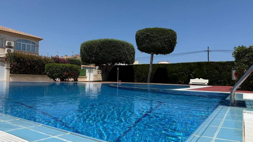 Exclusivo bungalow planta alta con 2 dormitorios, 1 baño, con piscina y parking photo 0