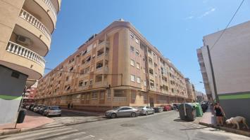 Gran apartamento reformado en esquina y plena centro de Torrevieja ! photo 0